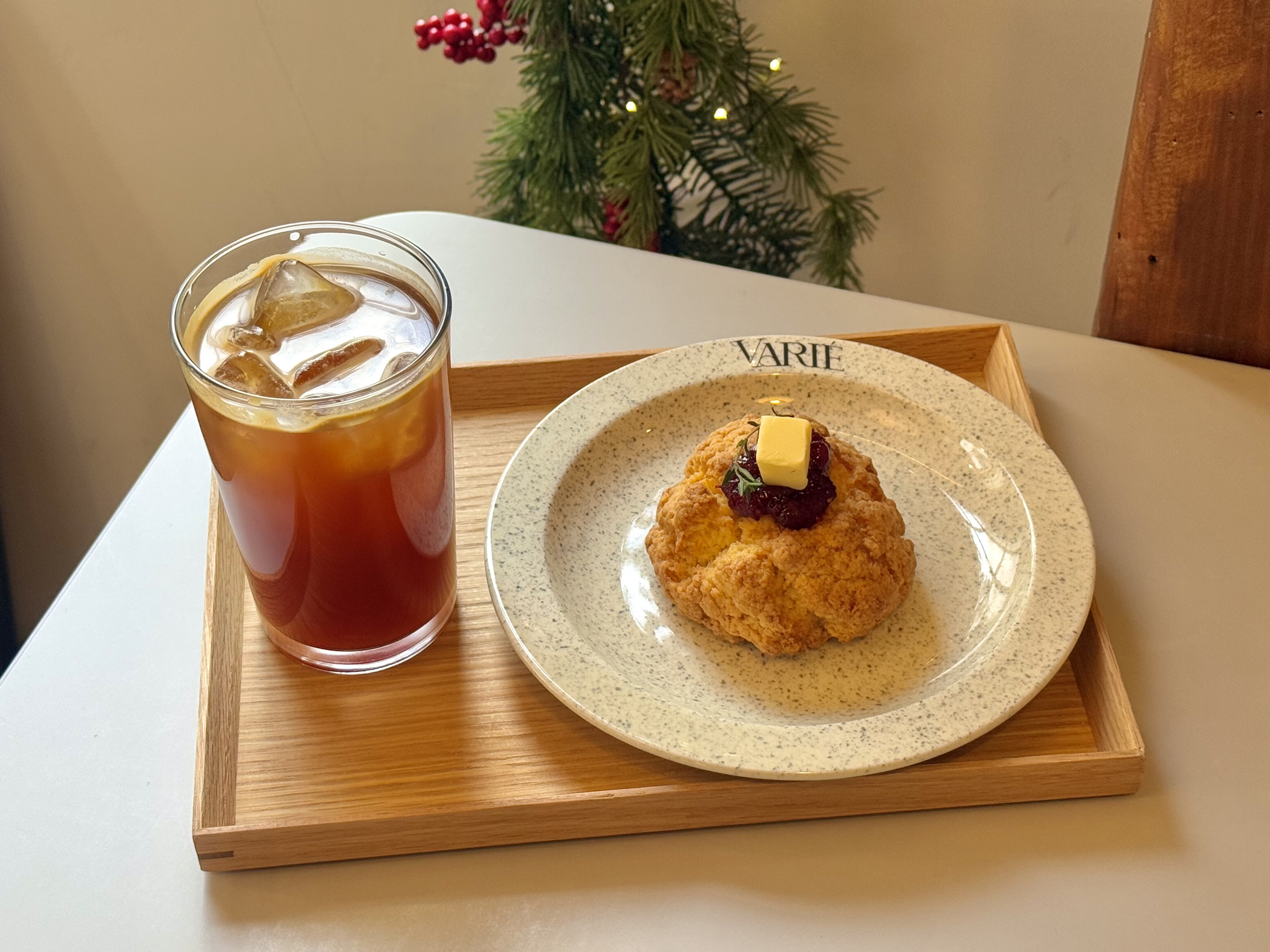 베리에의 아이스 아메리카노와 라즈베리 앤 버터 스콘