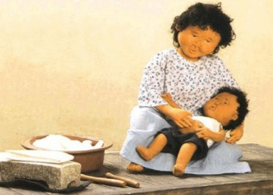 어린 아이가 복통을 호소하여서, 어머니가 아이를 무릎에 눞혀 놓고 손으로 배를 쓰다듬고 있는 것을 형상화 한 인형 사진