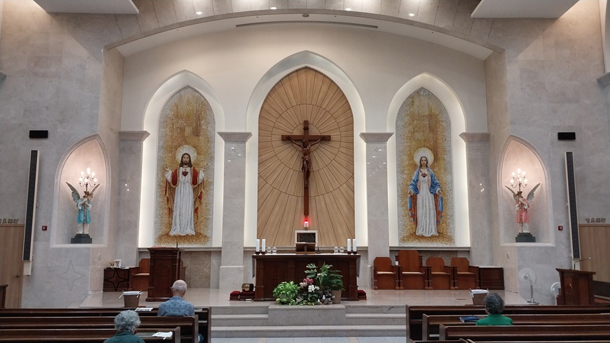 구파발성당 제대, 제단, 십자고상, 예수성심 그림, 성모성심 그림 사진입니다.