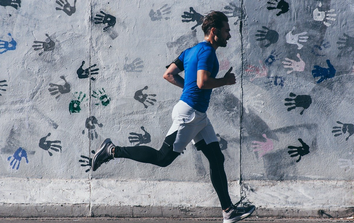 달리고 있는 사람의 모습