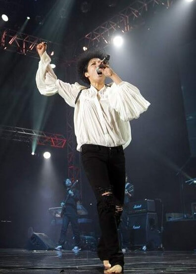 이은미의 공연 사진으로 맨발의 디바답게 맨발로 열창하는 사진