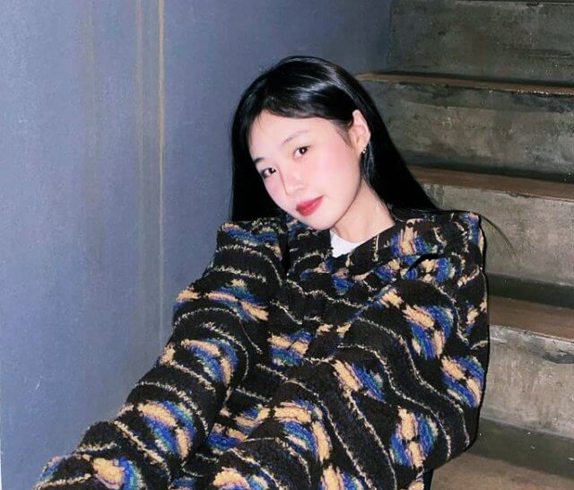 계단에-앉아있는-여자아이들-수진