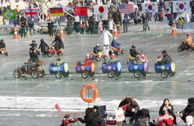 안동 암산얼음축제, 썰매, 빙어낚시, 송어잡기, 자연 그대로의 아름다움을 간직한 안동 암산에서 개최되었습니다.