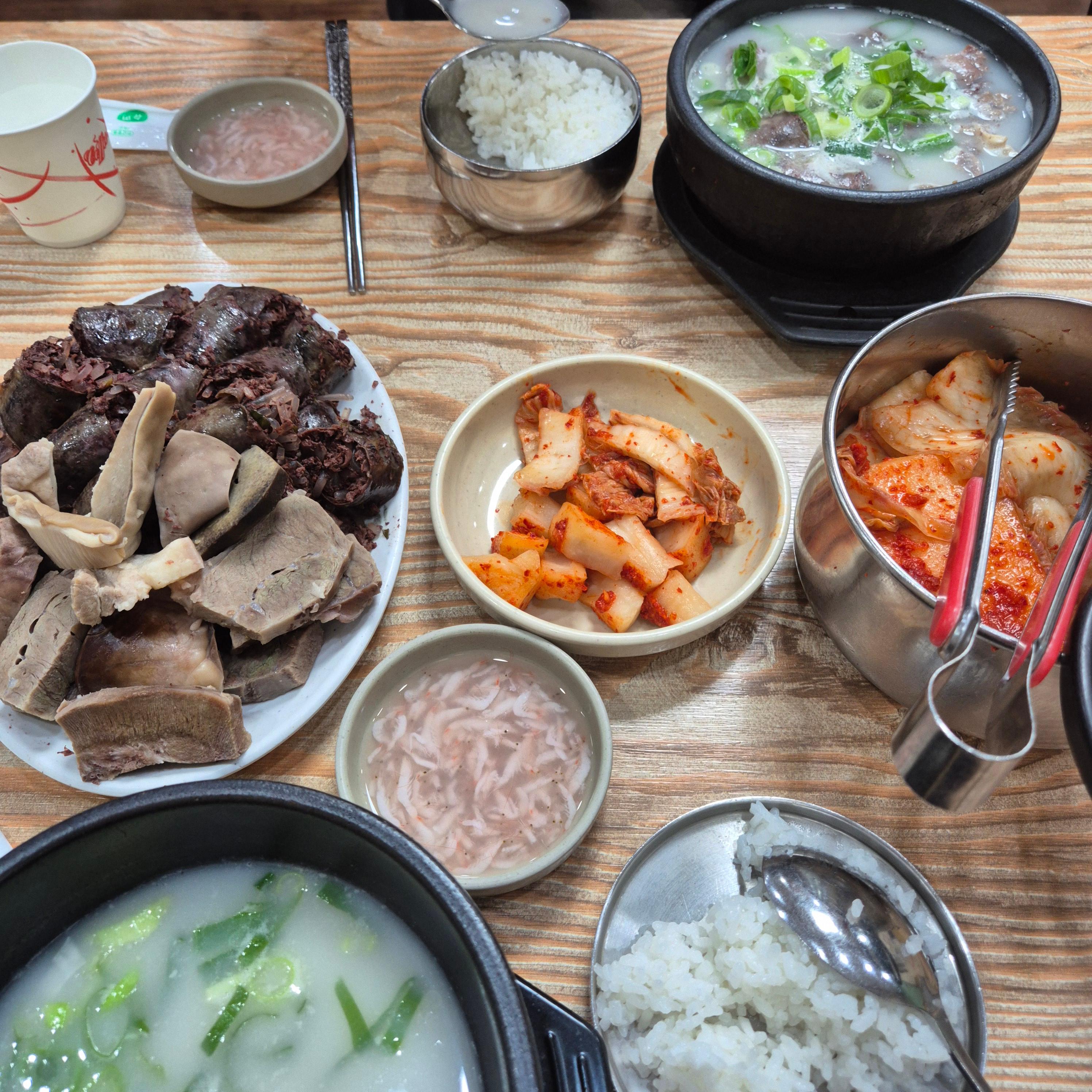 병천순대국밥, 청화집 맛집, 천안 순대국밥, 원조 병천순대, 할머니학화호도과자, 천안 호두과자, 병천순대거리, 천안 맛집, 순대국밥 맛집, 호도과자 선물, 천안역 맛집, 병천면 맛집, 전통 순대, 수제 호도과자, 천안 특산품