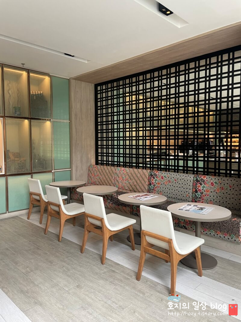 방콕 코트야드 메리어트 에어포트 조식당 내부 모습