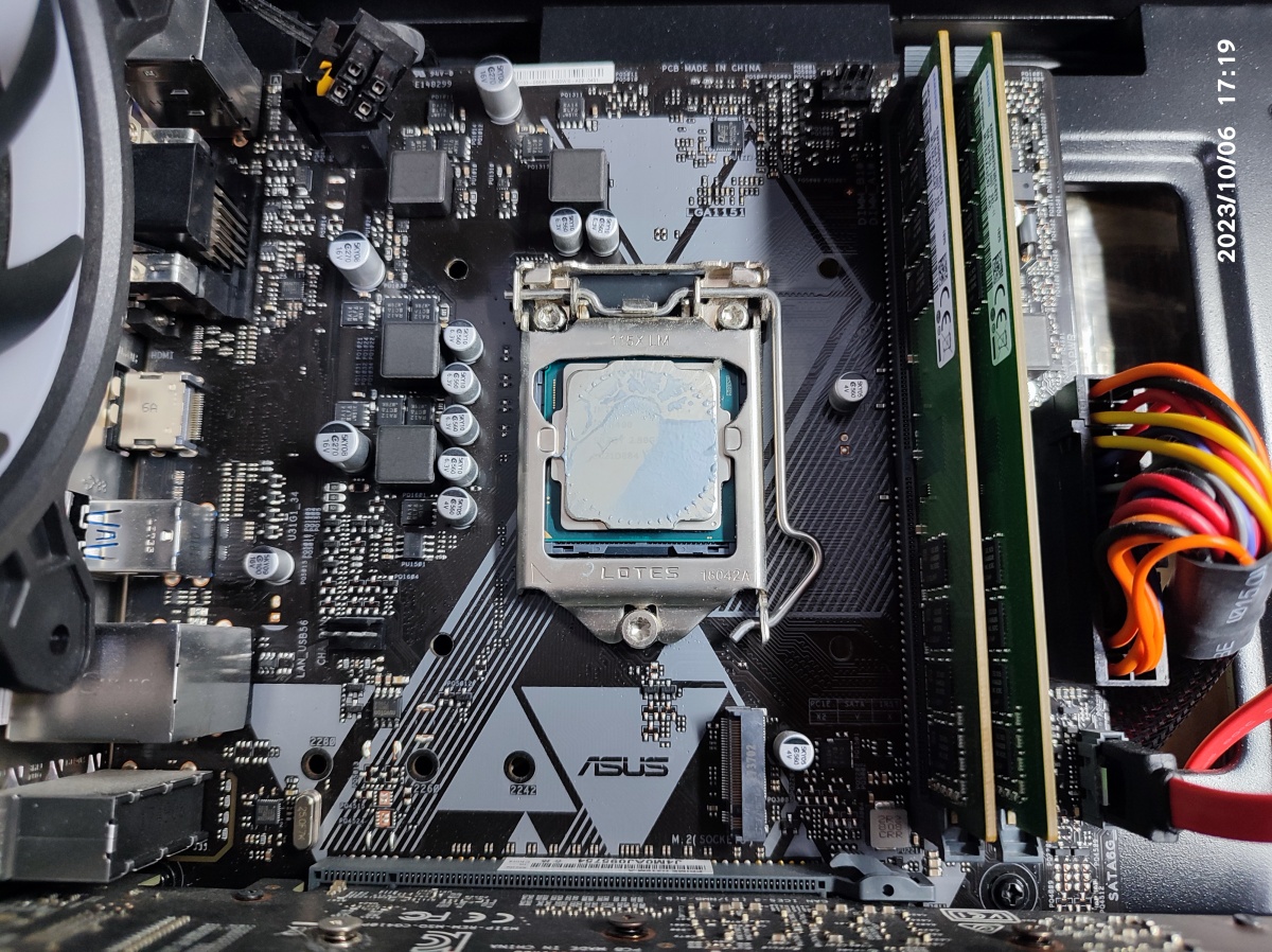 CPU 서멀 컴파운드 도포 상태 확인 중