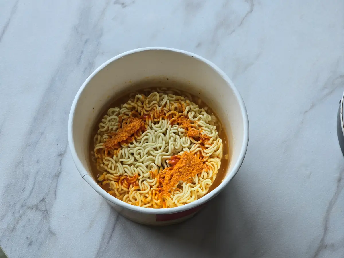 전첨 분말스프를 넣은 상태의 신라면 툼바 컵라면