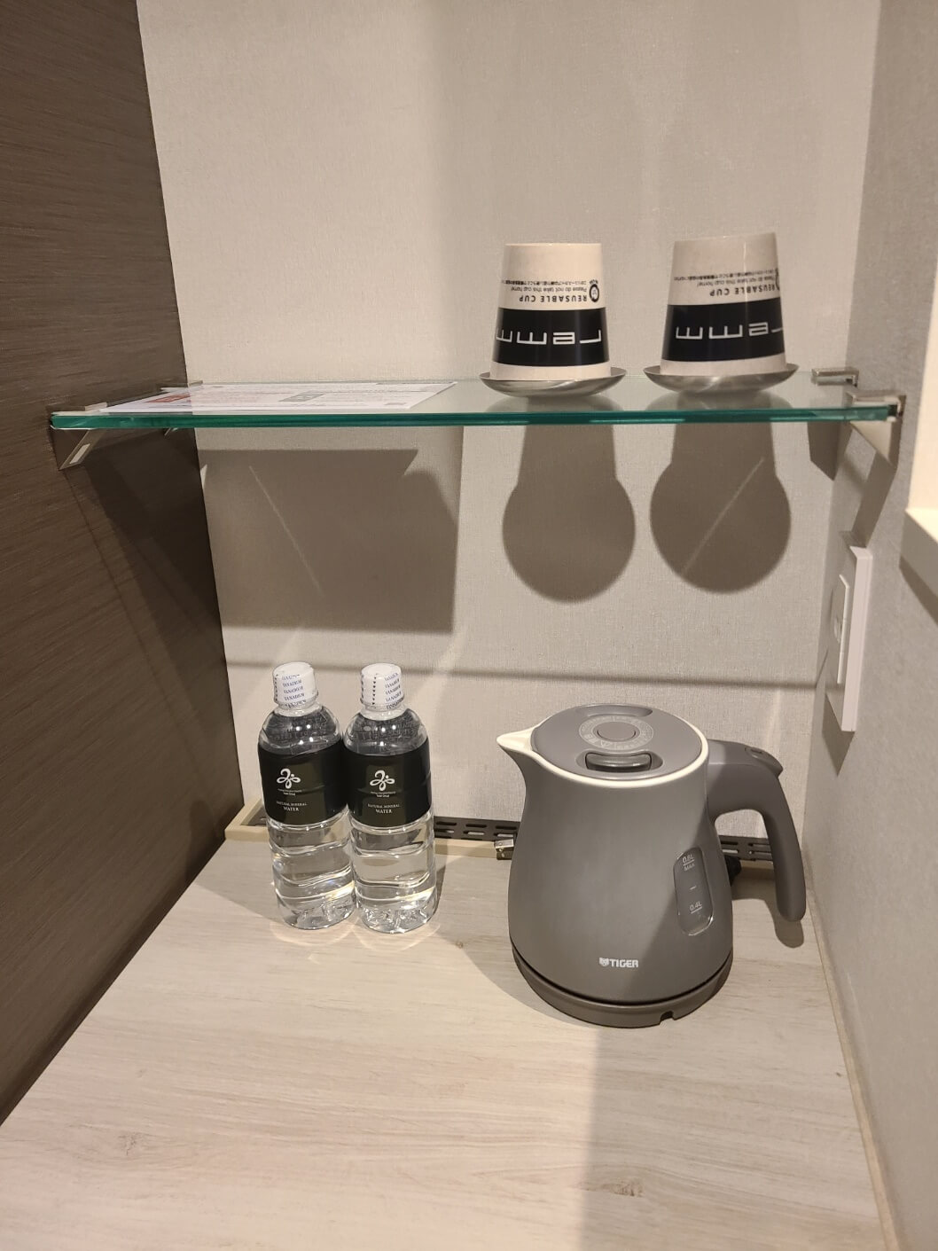 웰컴생수 2병과 컵 2개 그리고 뜨거운물을 끓일수 있는 전자포트 모습