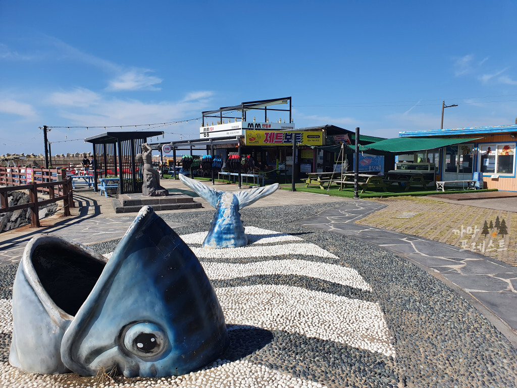 제주 구엄리 돌염전 조각상