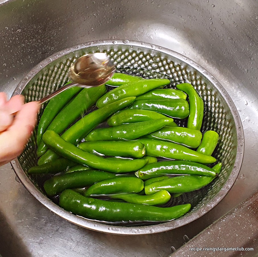 풋고추 된장무침에 들어갈 풋고추를 물을 받아 놓은 양푼에 넣고 식초를 3T넣는 사진