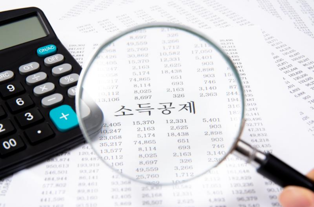 서류를 돋보기로 보고 있다.