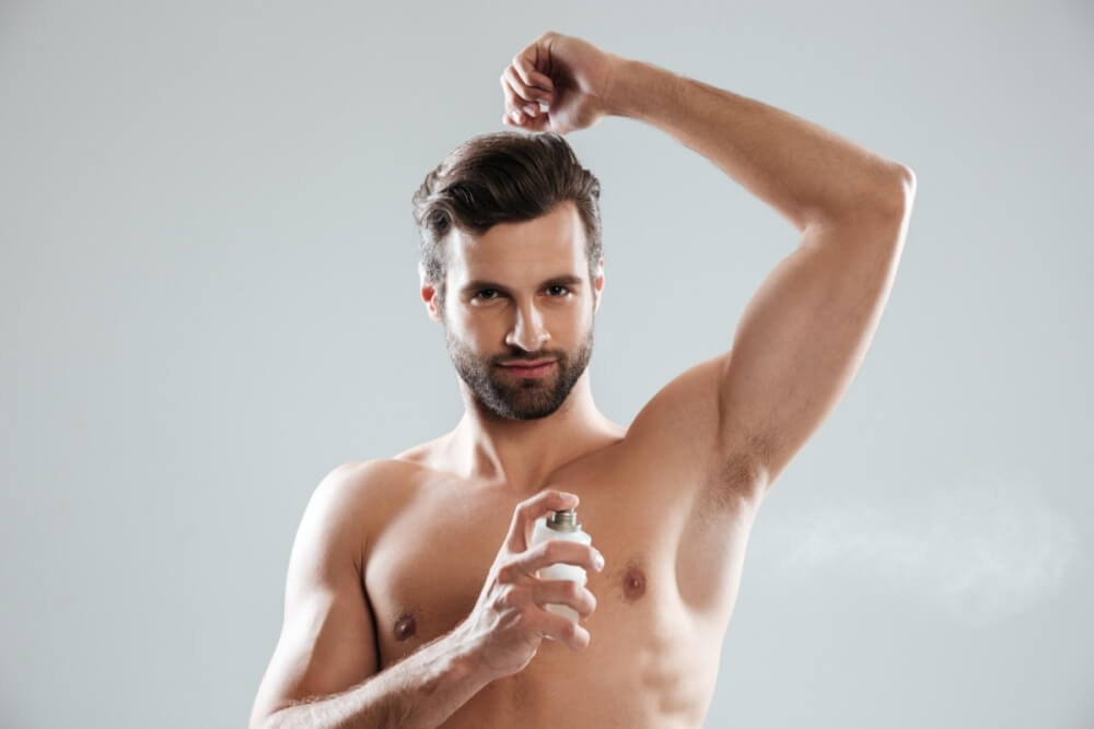 데오도란트-뿌리는-남성