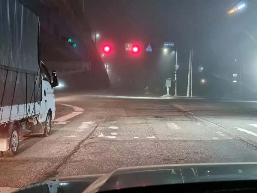 안개가 짙어진 양지 IC 네거리입니다.