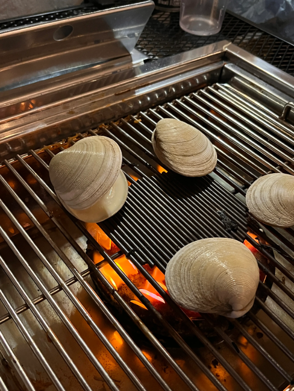 백합조개를 불판에 올린 사진