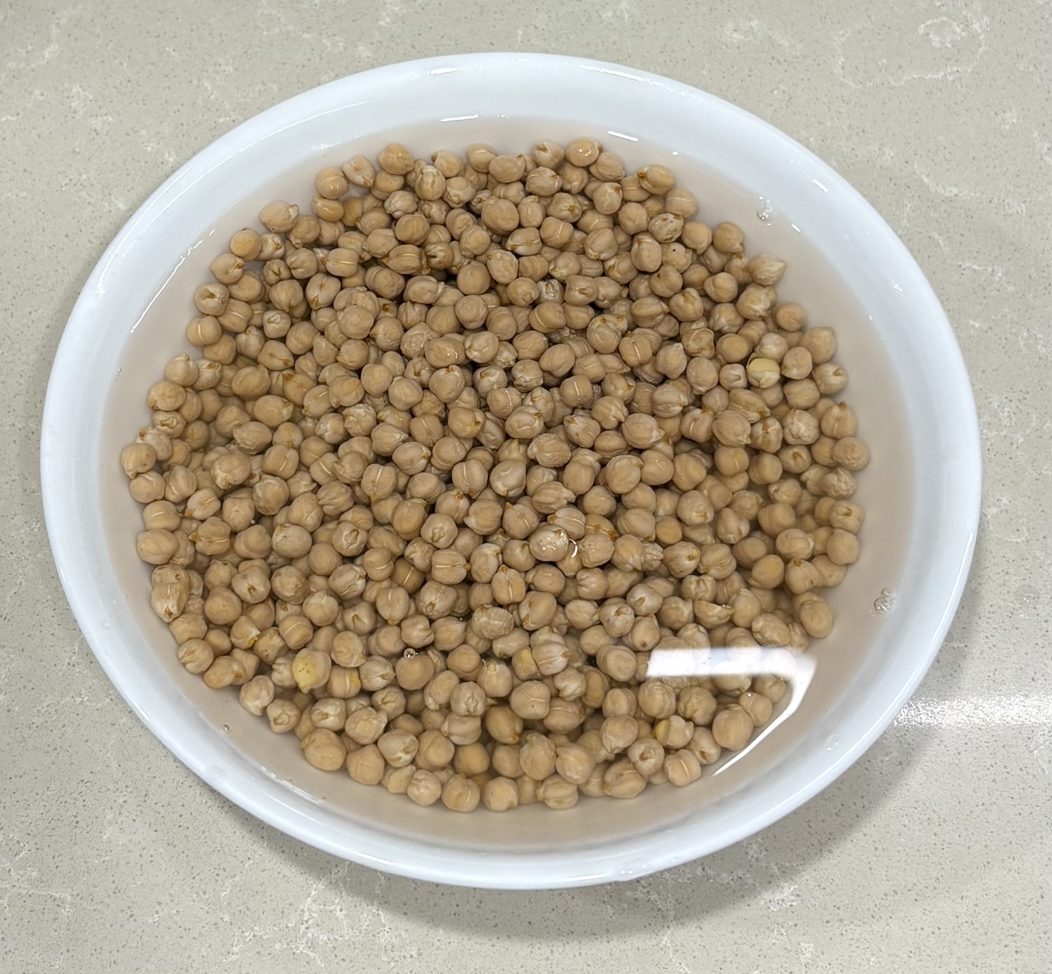 물에 불리는 병아리콩