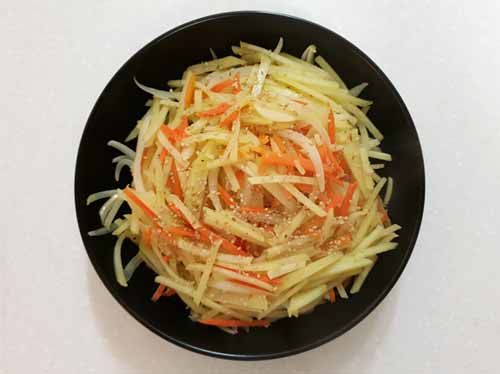 아삭한 식감의 감자채볶음