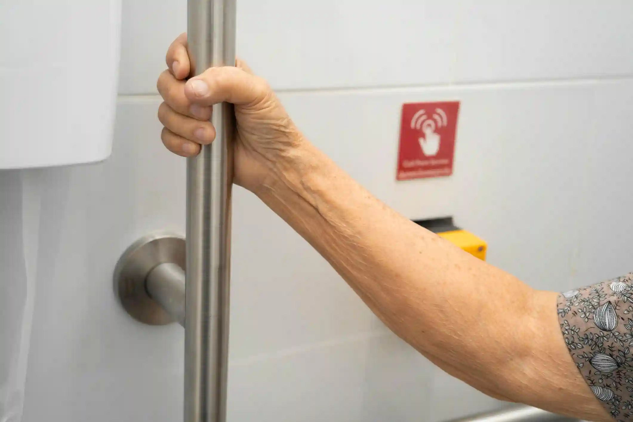 화장실 안전바 설치 예