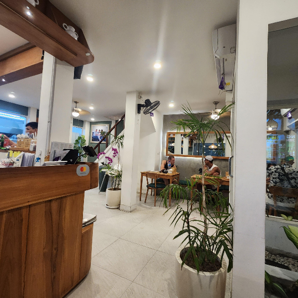 매장 내부는 흰색 벽과 기동 그리고 우드로 포인트를 줬다.