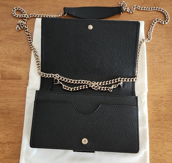 다양한 각도에서 촬영한 구찌 가방 내부 사진이며, 가방 덮개를 열고 가방을 펼친 사진입니다.