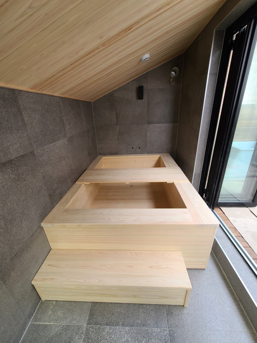 히노끼가 사찰, 온천, 고급 목욕탕에 사용된 사례