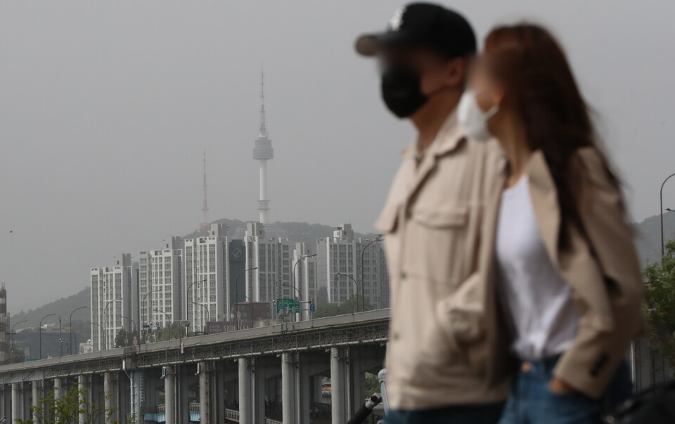 ๋ฏธ์ธ๋จผ์ง์ ํฉ์ฌ์ ๋๋นํด ๋ง์คํฌ ์ฐฉ์ฉ