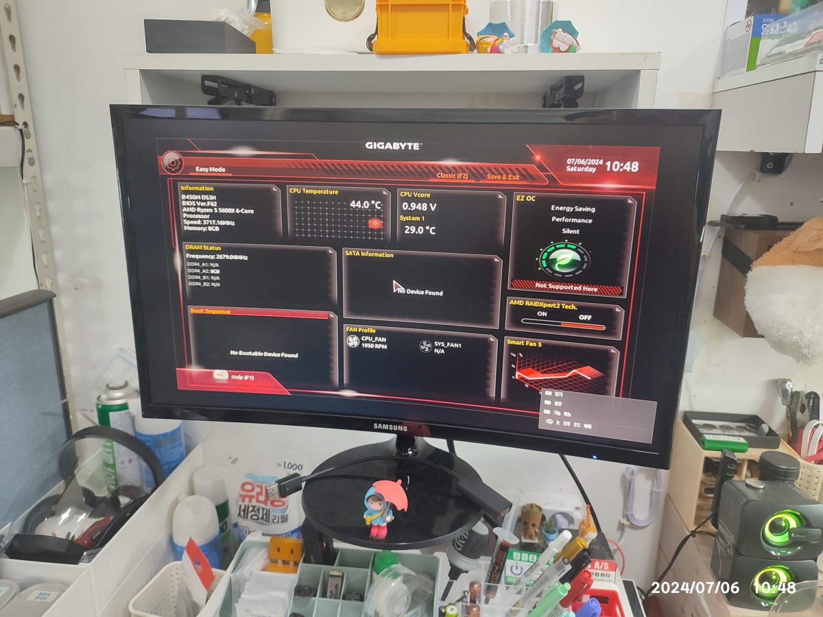 CPU와 메인보드를 결합한 상태에서 제 VGA랑 메모리 파워서플라이를 연결하면 화면이 뜹니다.