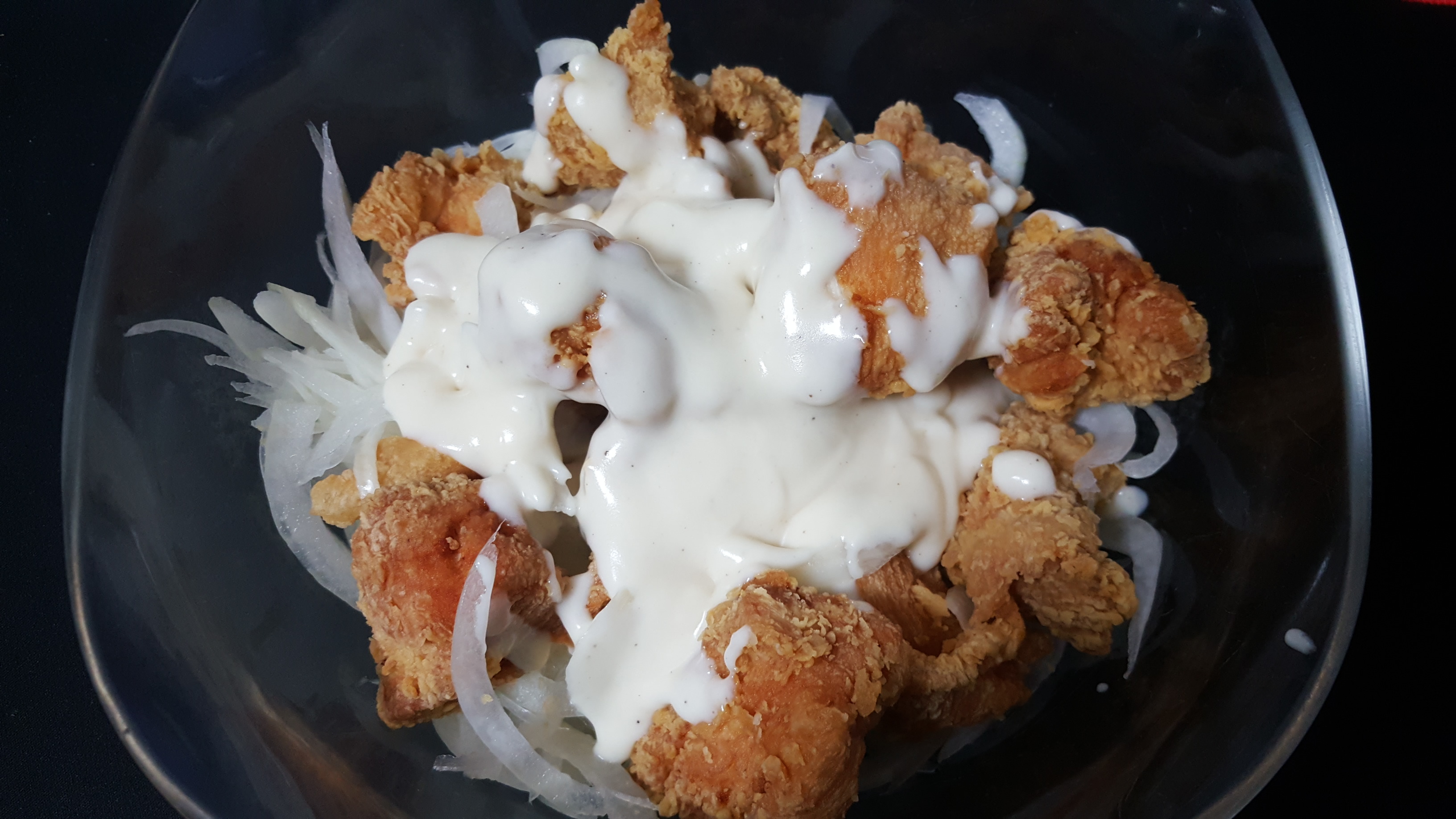 네네치킨-크리미언-순살치킨-소스뿌린-모습