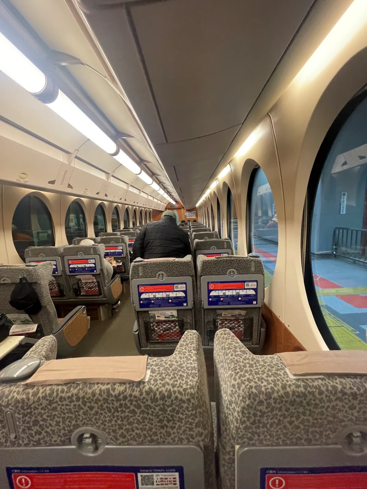 라피트-내부-열차안