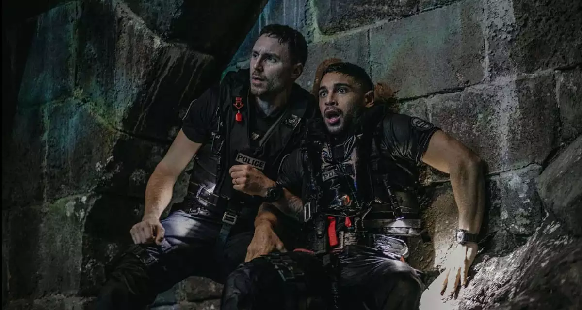 상어의 습격에 놀라는 아딜과 동료