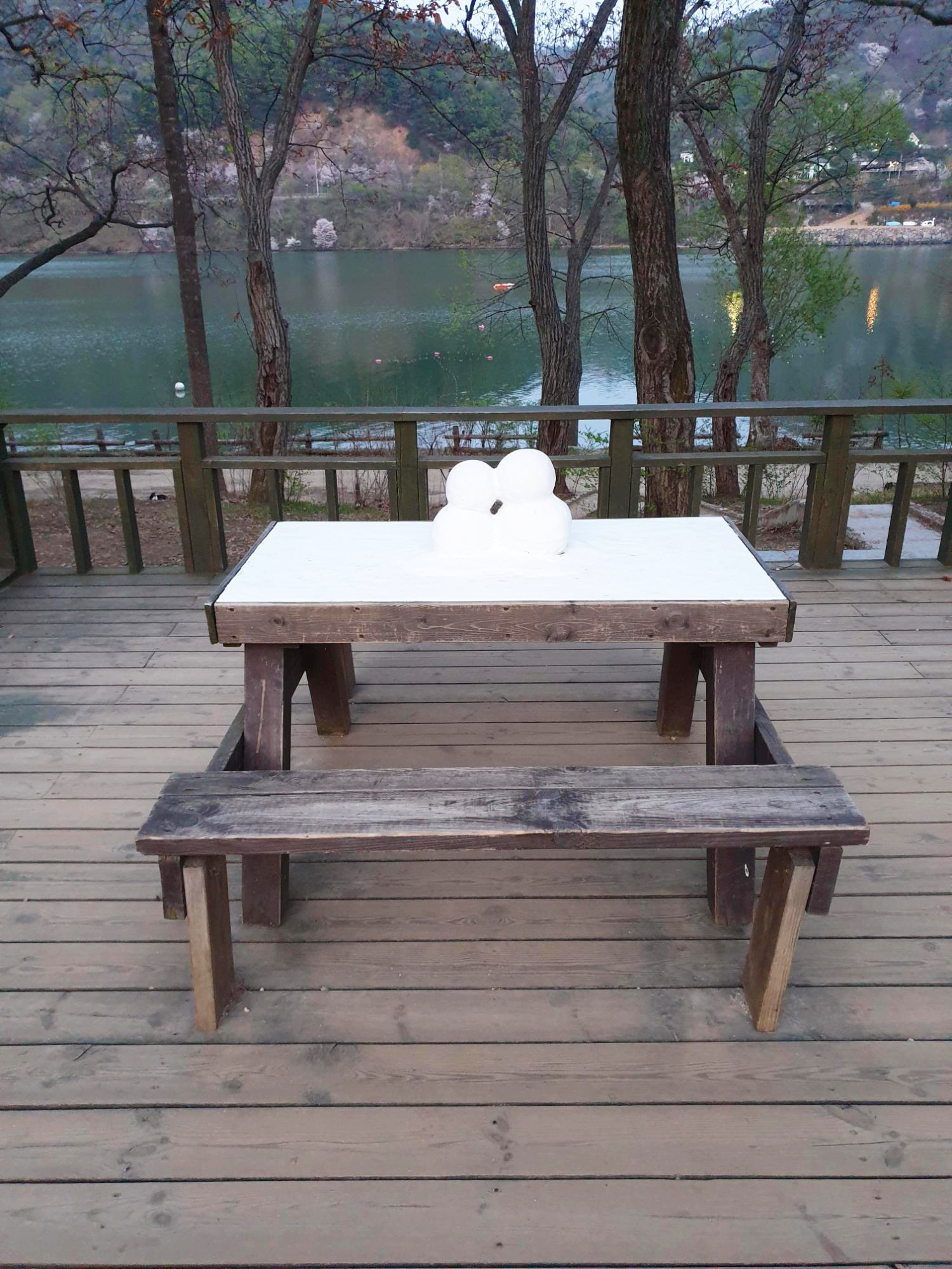 남이섬-의자-위에-눈사람-키스