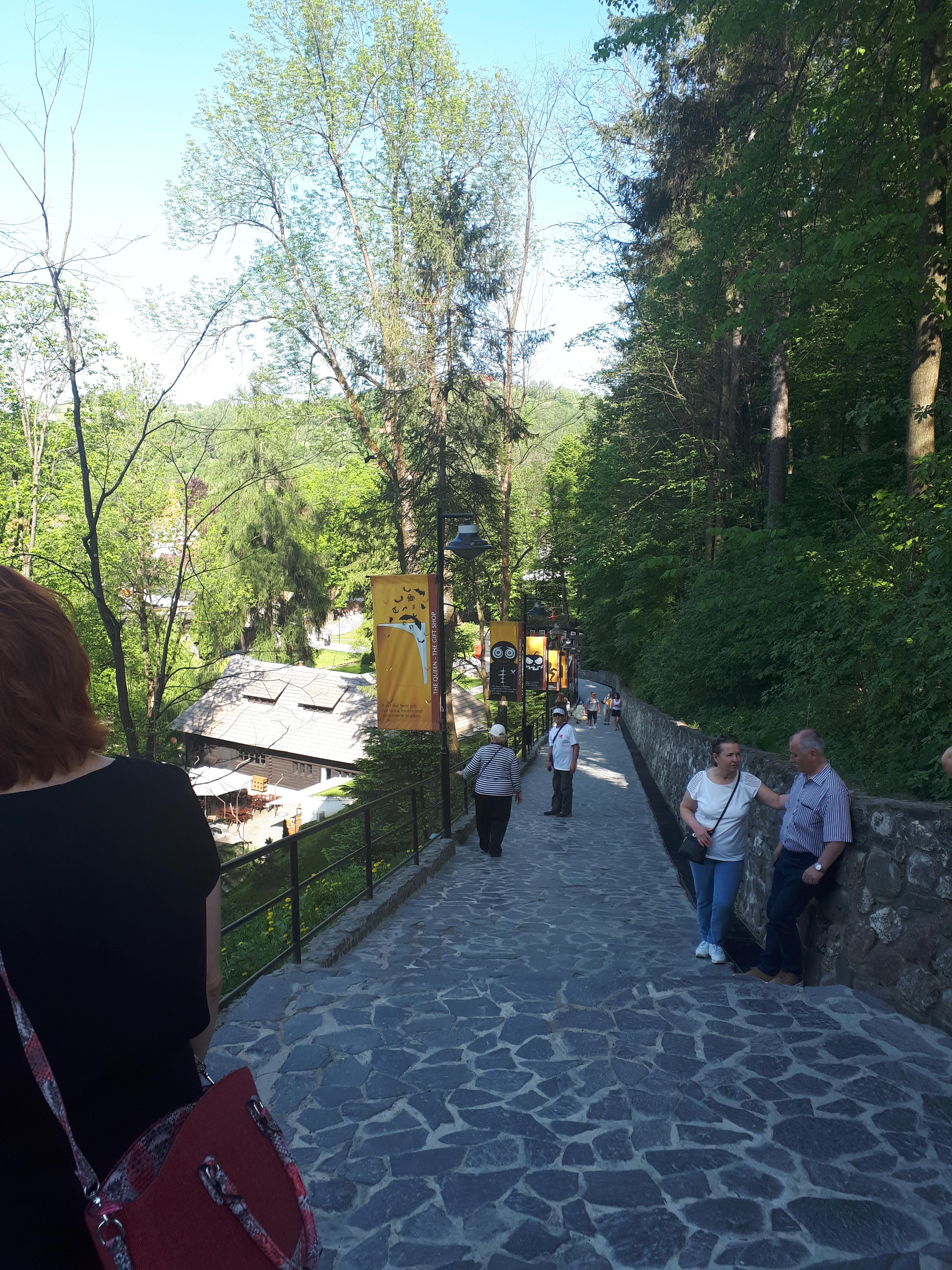 루마니아 브라쇼브 브란 성 내려 가는 길