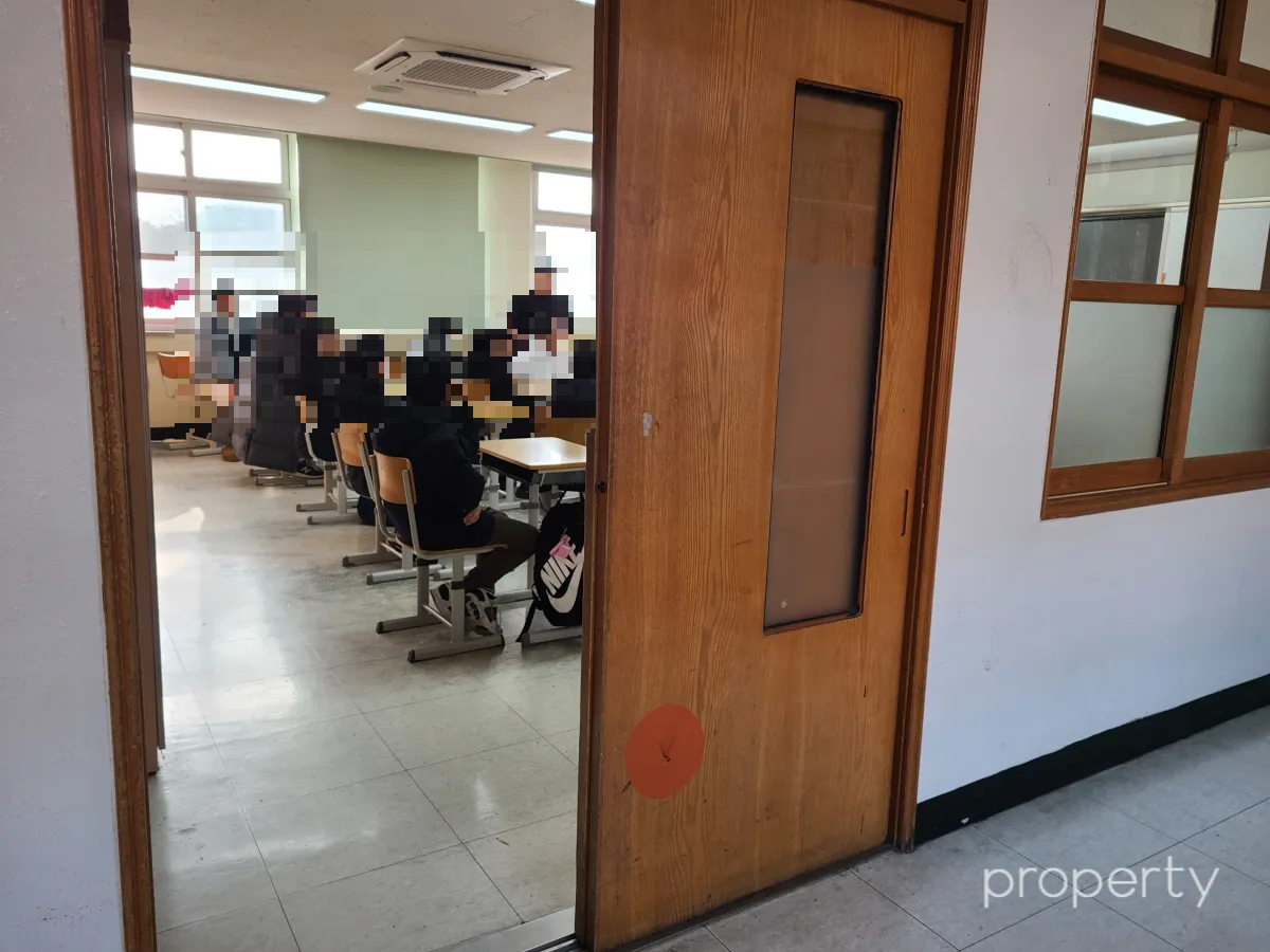 중학교-교실에-앉아있는-예비중학생들