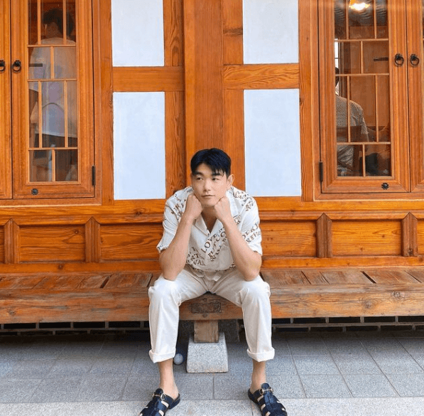 한옥 마당에 앉아있는 에릭남