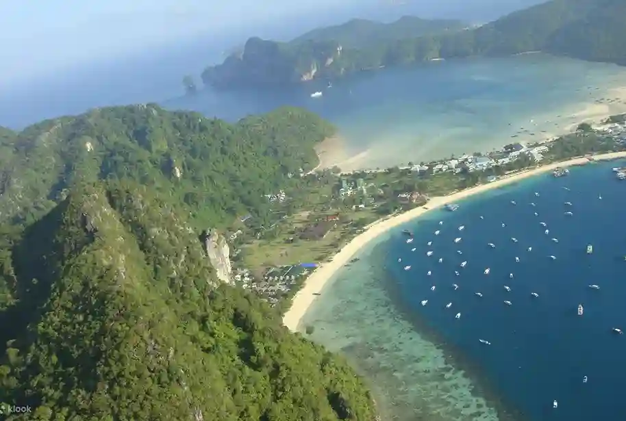 푸켓의 에메랄드빛 바다와 섬 위를 비행하는 헬리콥터 (팡아만 또는 푸켓 해변)