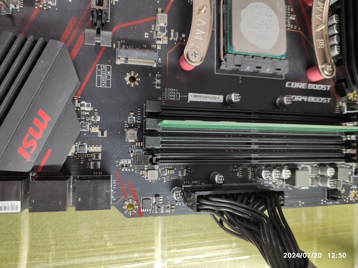 메인보드의 외관을 눈으로 확인 중입니다.