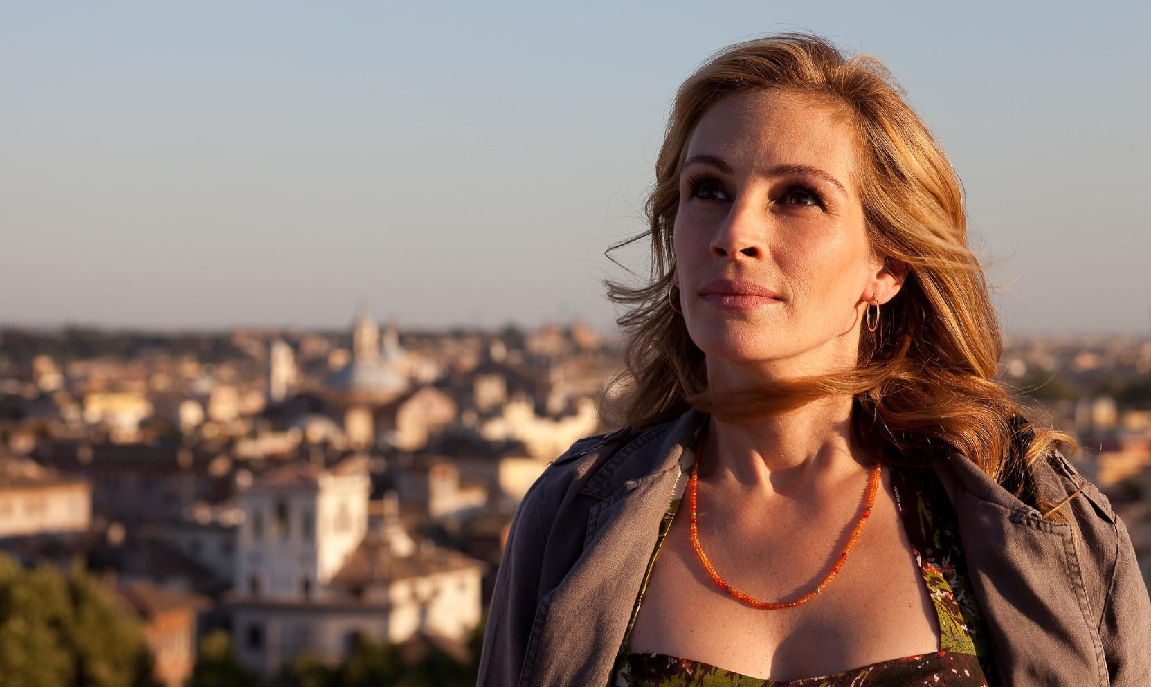 영화 '먹고 기도하고 사랑하라' 속 이탈리아 로마에서 풍경을 바라보는 줄리아 로버츠