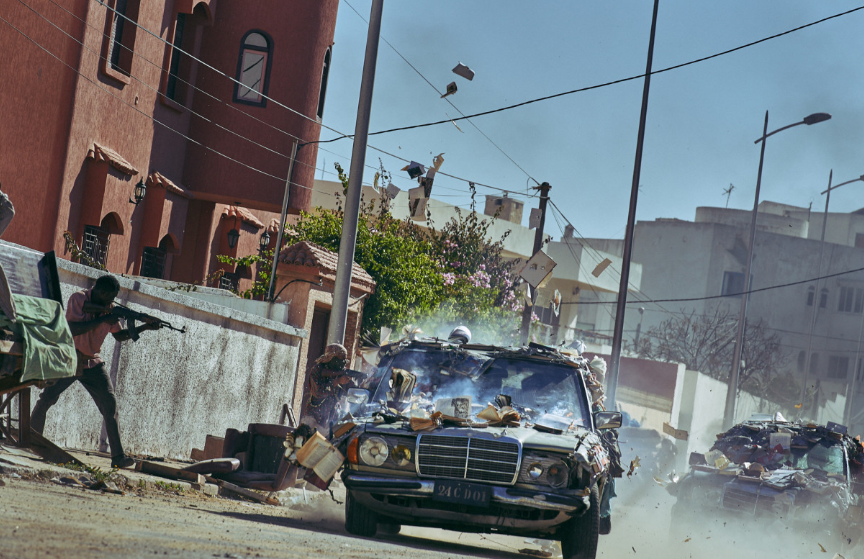 공항으로 향하는 대사관 직원들