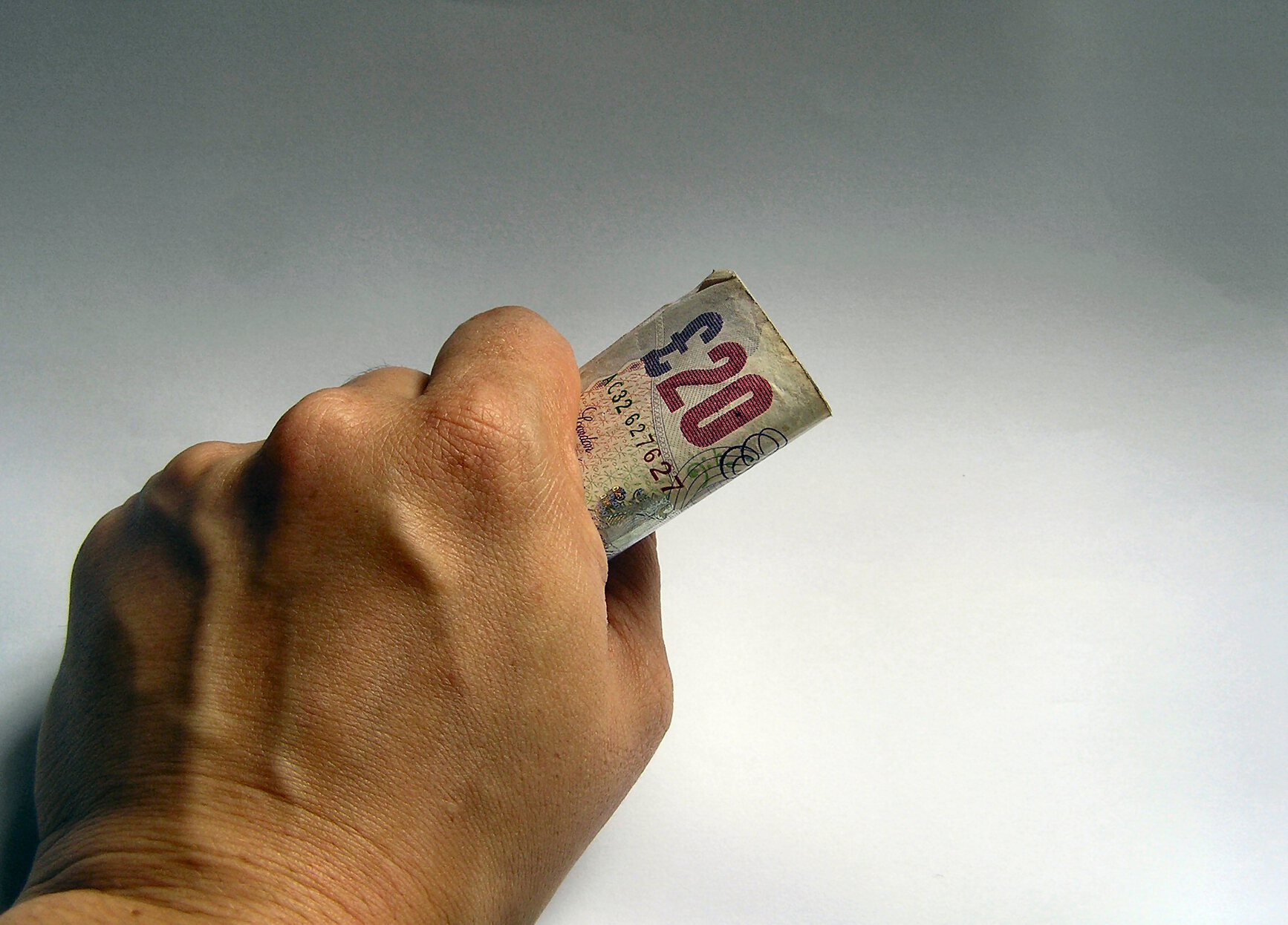 파운드화 지폐를 쥐고 있는 모습