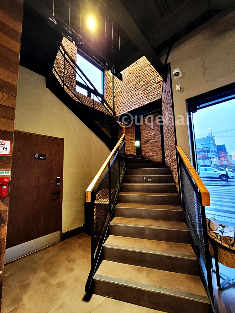 동두천 스타벅스 입구로 들어오면 오른쪽에 있는 2층으로 올라가는 계단의 사진이다.