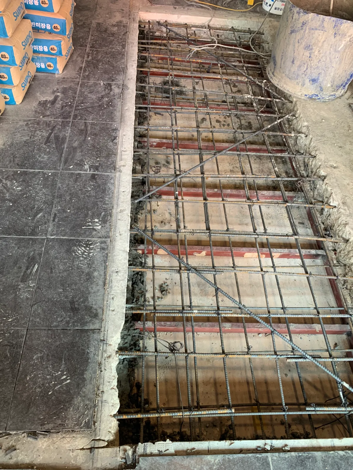 2층-뚫린-바닥을-엮은-철근