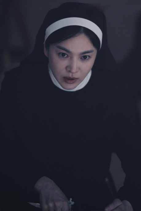 악령의 힘을 저지하기 위해 성수를 만드는 유니아 수녀