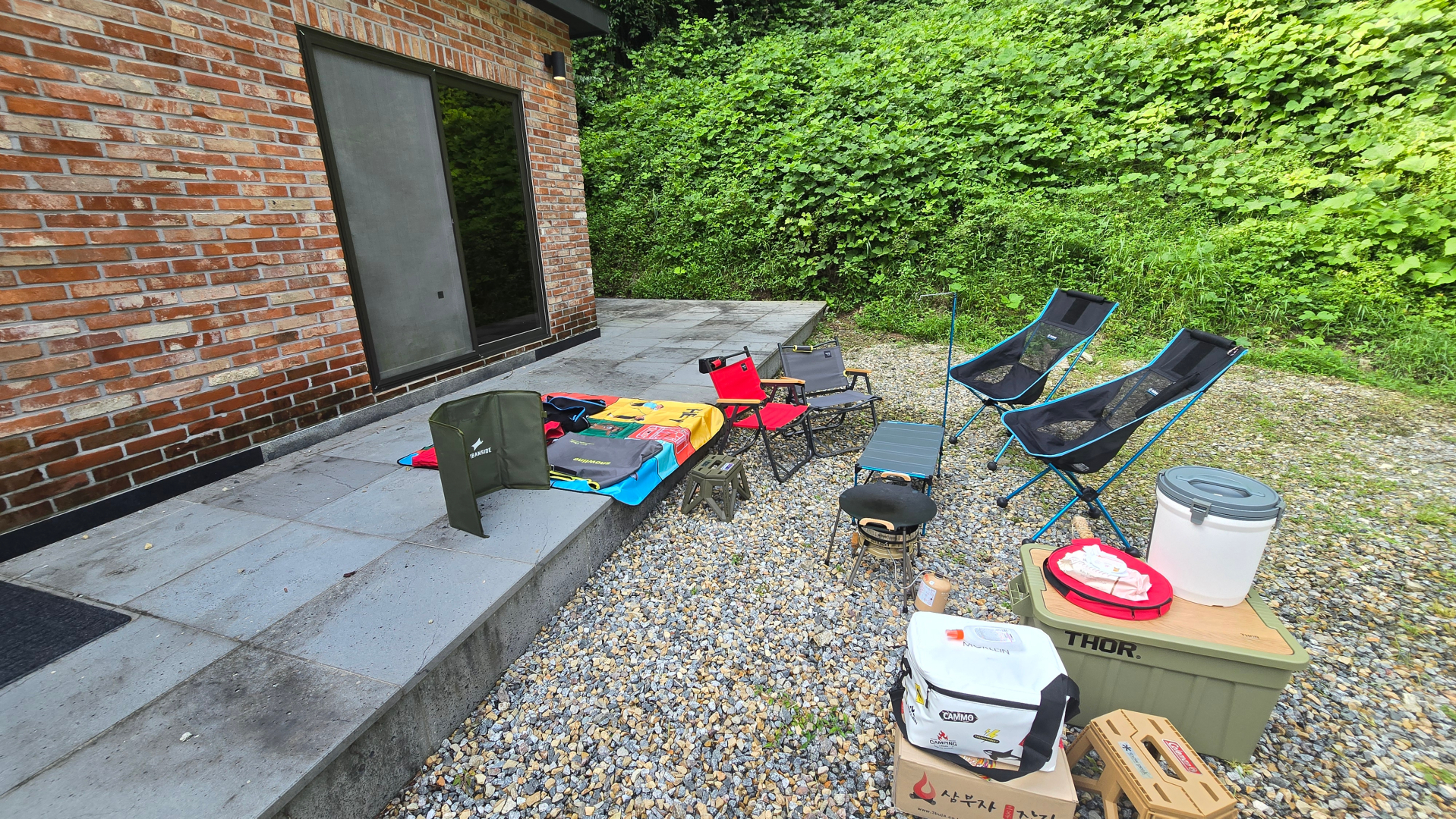 펜션 앞에서 저녁을 준비중 바베큐 장비를 셋팅 하고 있습니다.