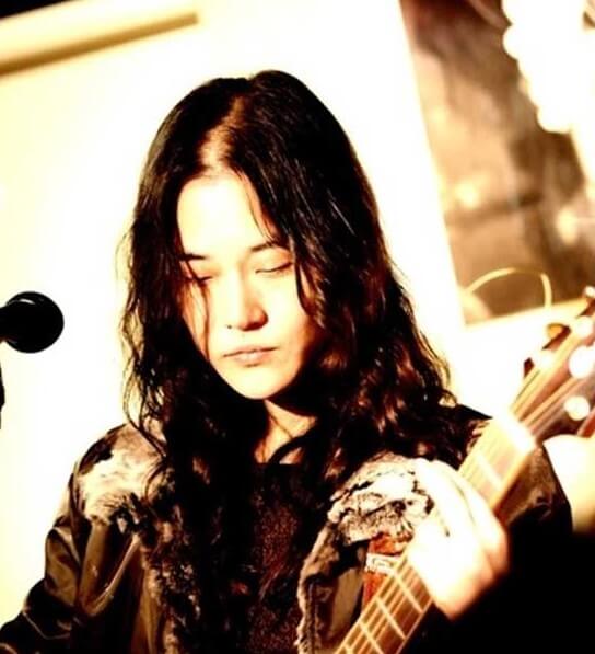 손지연-꽃비-손지연이-기타를-연주하고-있는-브라운톤-사진