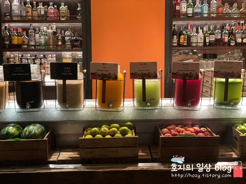 방콕 메리어트 마르퀴스 퀸즈파크 조식당 뷔페_과일주스