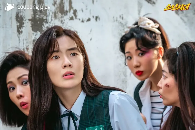 긴 갈색 머리에 교복을 입고 있는 드라마 소년시대의 이선빈