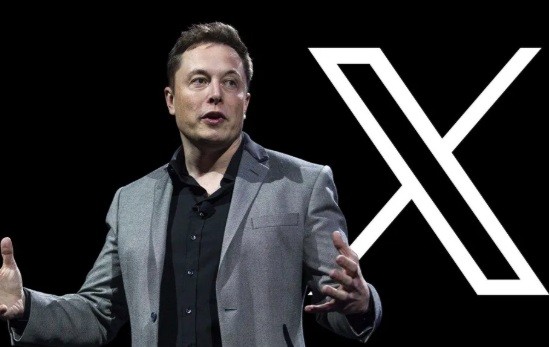 일론 머스크가 말하는 모습