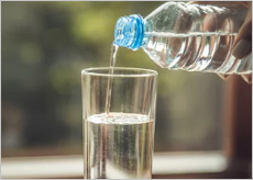 링포텐과 혼합한 물을 마시는 이미지