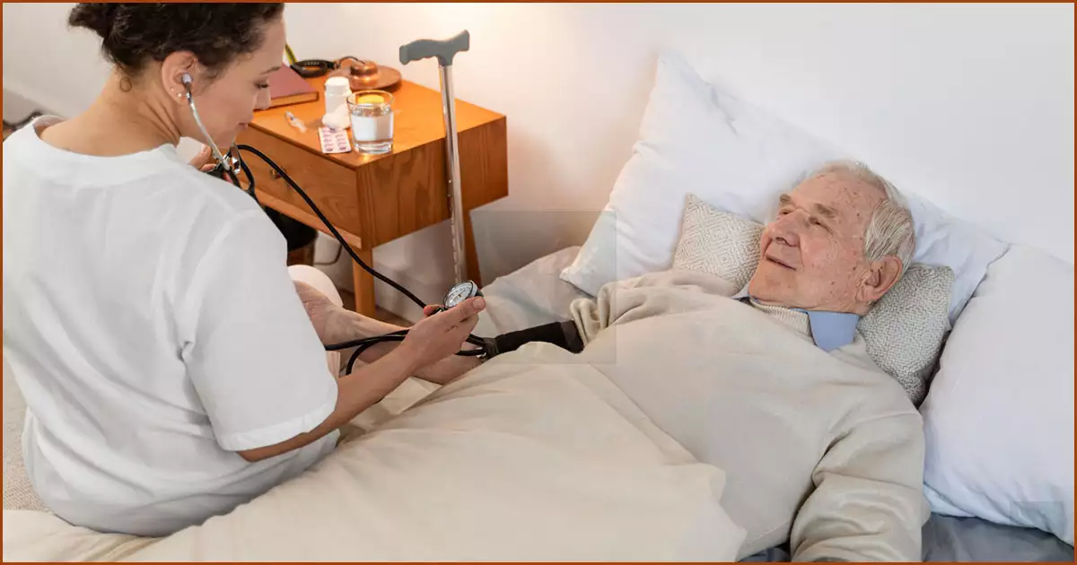 집에서 요양보호사 돌봄받는 어르신