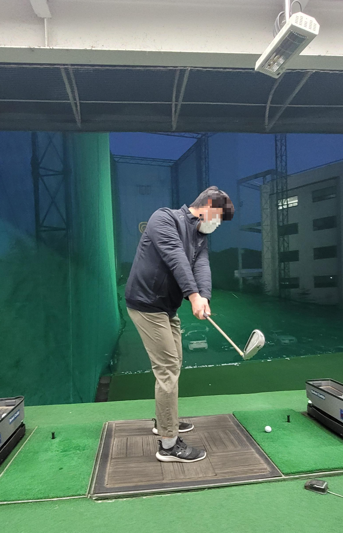 몸 뒤쪽 카메라 각도로 찍은 골프 측면 스윙사진