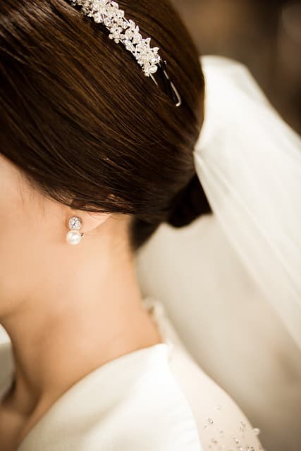 웨딩드레스에 어울리는 헤어스타일: 드레스 스타일에 맞는 헤어스타일 제안